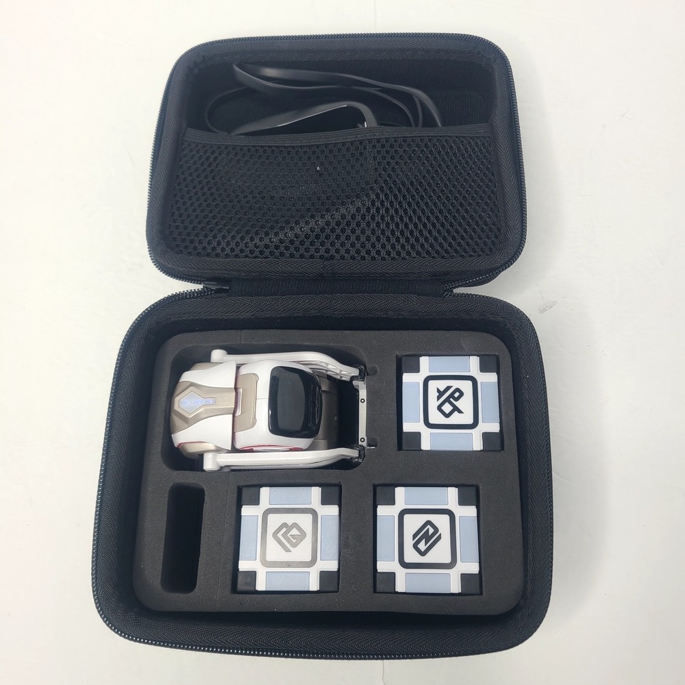 ANKI COZMO original Interactive Robot Toy + Cosmo Cubes + Charger Box - Picture 4 of 4